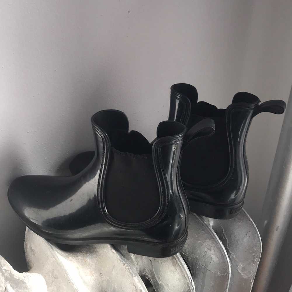 Short black rain boots
